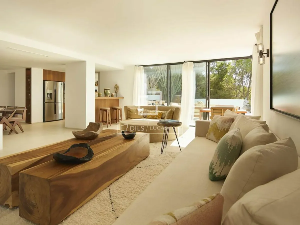 Luxury 5-bedroom villa for sale in Ibiza with a tourist licence and sea views