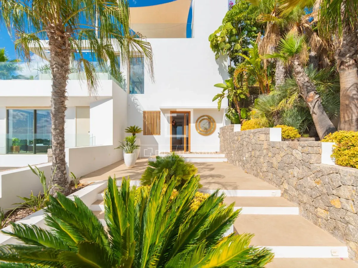 Luxury villa with breathtaking views and endless amenities for comfort and recreation