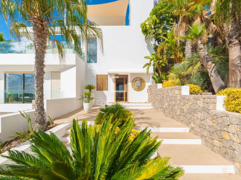 Luxury villa with breathtaking views and endless amenities for comfort and recreation