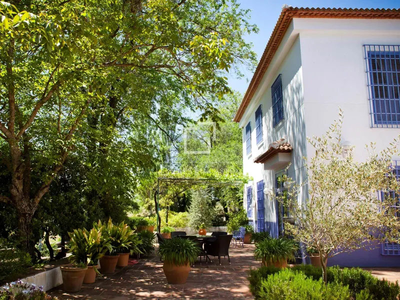 Excellent 7-bedroom country house for sale in Salinas, near Málaga