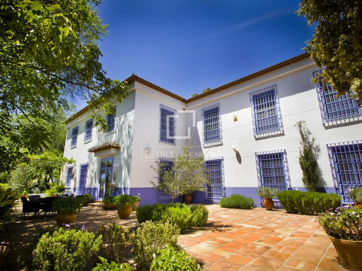 Excellent 7-bedroom country house for sale in Salinas, near Málaga