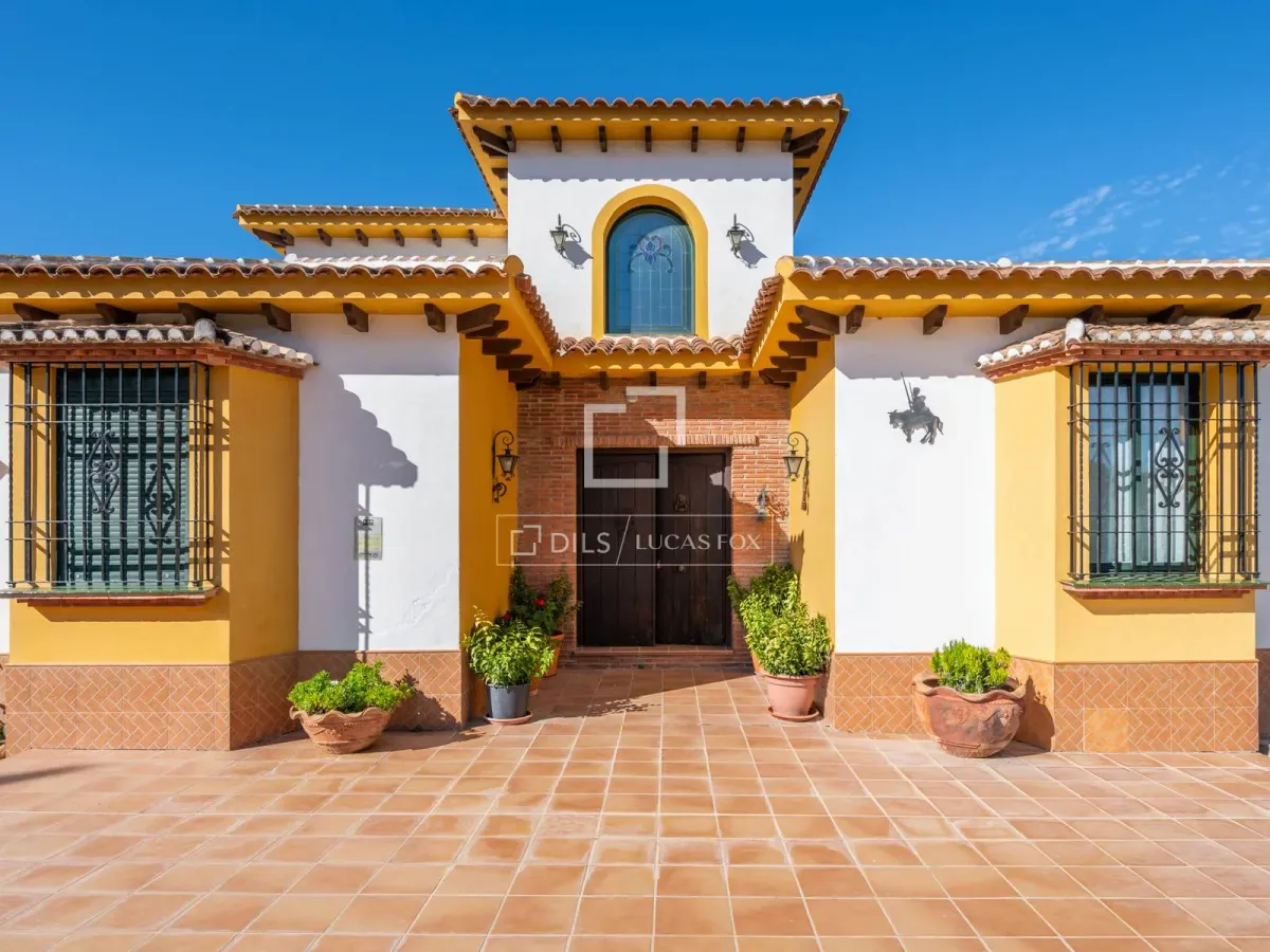 Excellent 7-bedroom country house for sale in Salinas, near Málaga