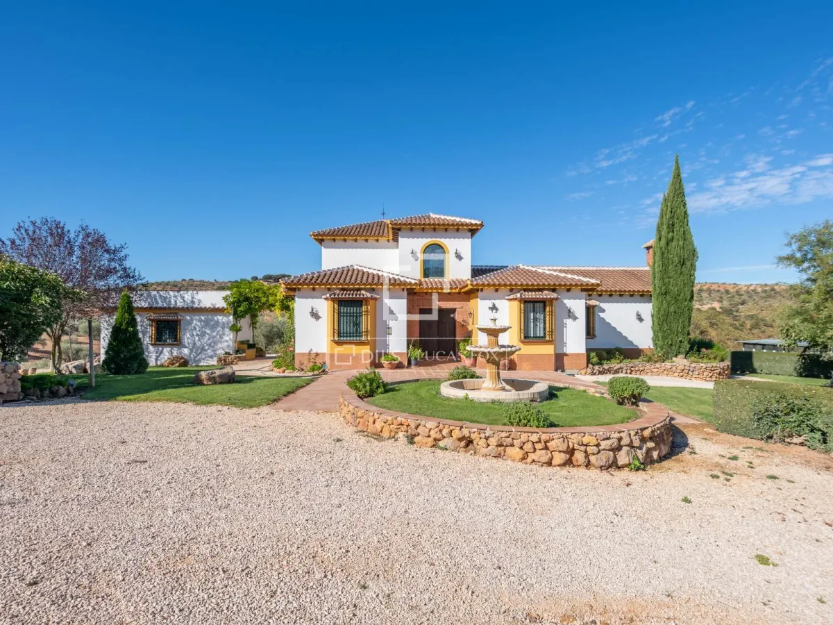 Excellent 7-bedroom country house for sale in Salinas, near Málaga