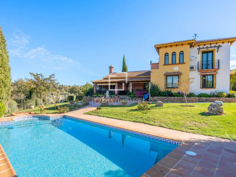 Excellent 7-bedroom country house for sale in Salinas, near Málaga
