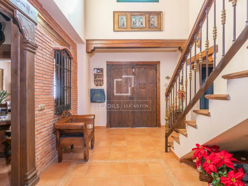 Excellent 7-bedroom country house for sale in Salinas, near Málaga