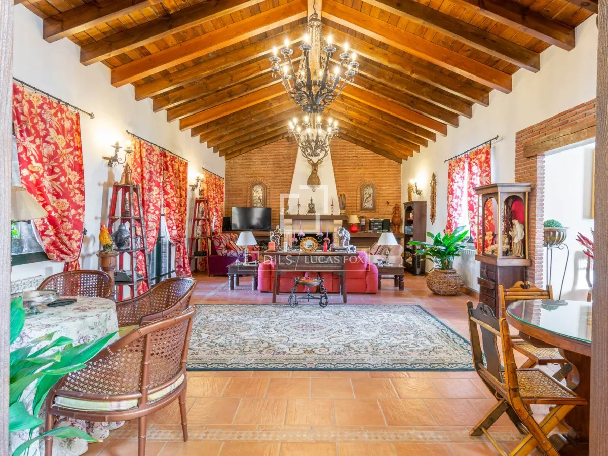 Excellent 7-bedroom country house for sale in Salinas, near Málaga