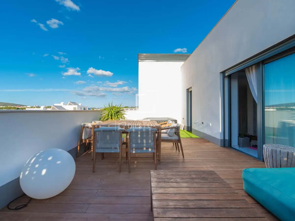Excellent 2-bedroom penthouse for sale close to Ibiza Town