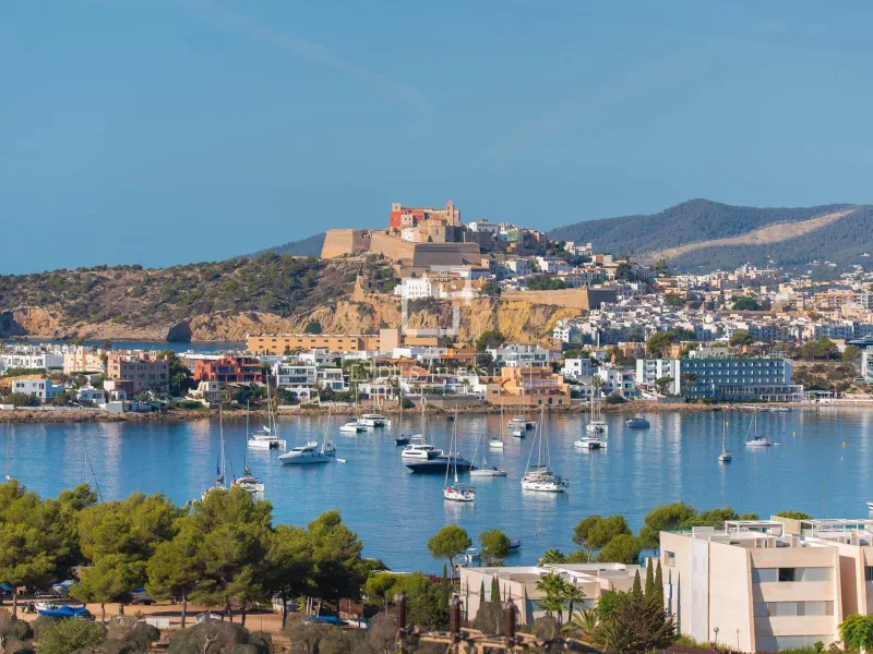 Excellent 5-bedroom villa for sale in Ibiza Town