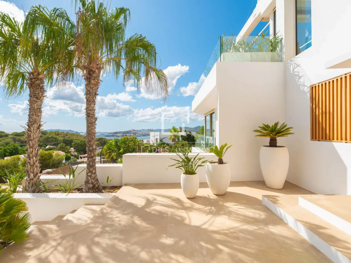 Excellent 5-bedroom villa for sale in Ibiza Town