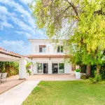 Exclusive detached 4-bedroom house with pool and garden for sale in the heart of Sitges. 1