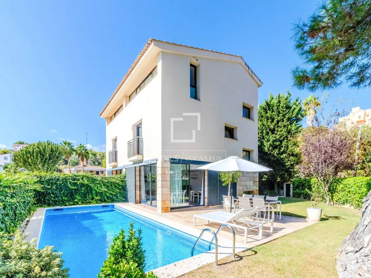 Exclusive detached 4-bedroom house with pool and garden for sale in the heart of Sitges.