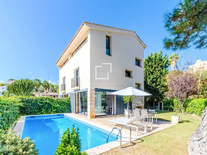 Exclusive detached 4-bedroom house with pool and garden for sale in the heart of Sitges.