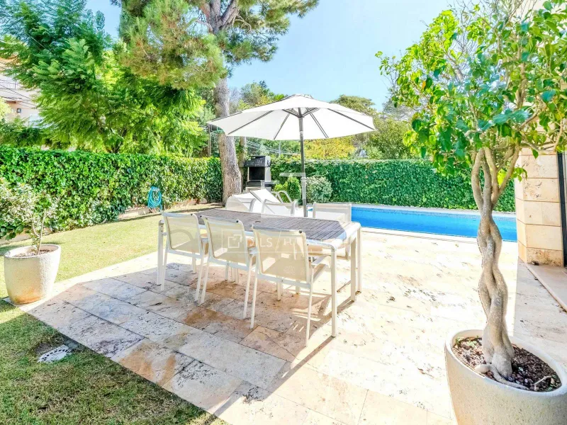 Exclusive detached 4-bedroom house with pool and garden for sale in the heart of Sitges.