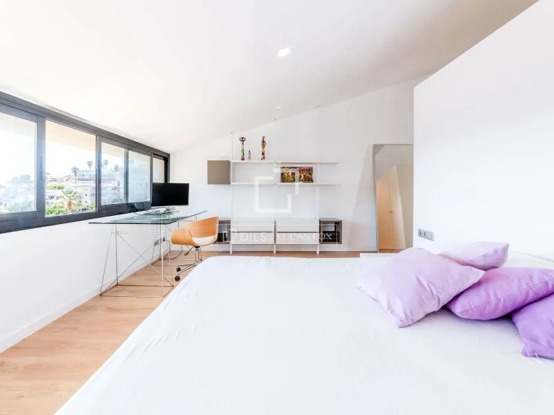 Exclusive detached 4-bedroom house with pool and garden for sale in the heart of Sitges.