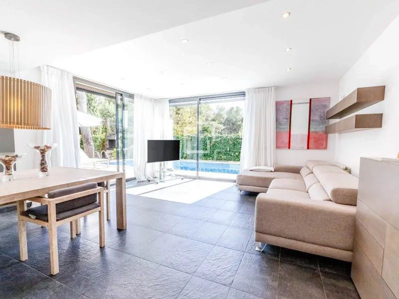 Exclusive detached 4-bedroom house with pool and garden for sale in the heart of Sitges.