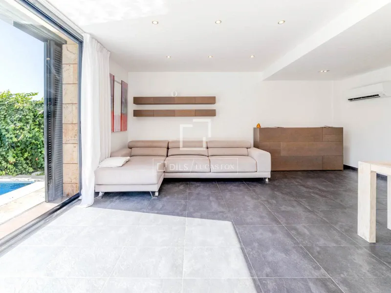 Exclusive detached 4-bedroom house with pool and garden for sale in the heart of Sitges.