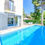 Exclusive detached 4-bedroom house with pool and garden for sale in the heart of Sitges. 12