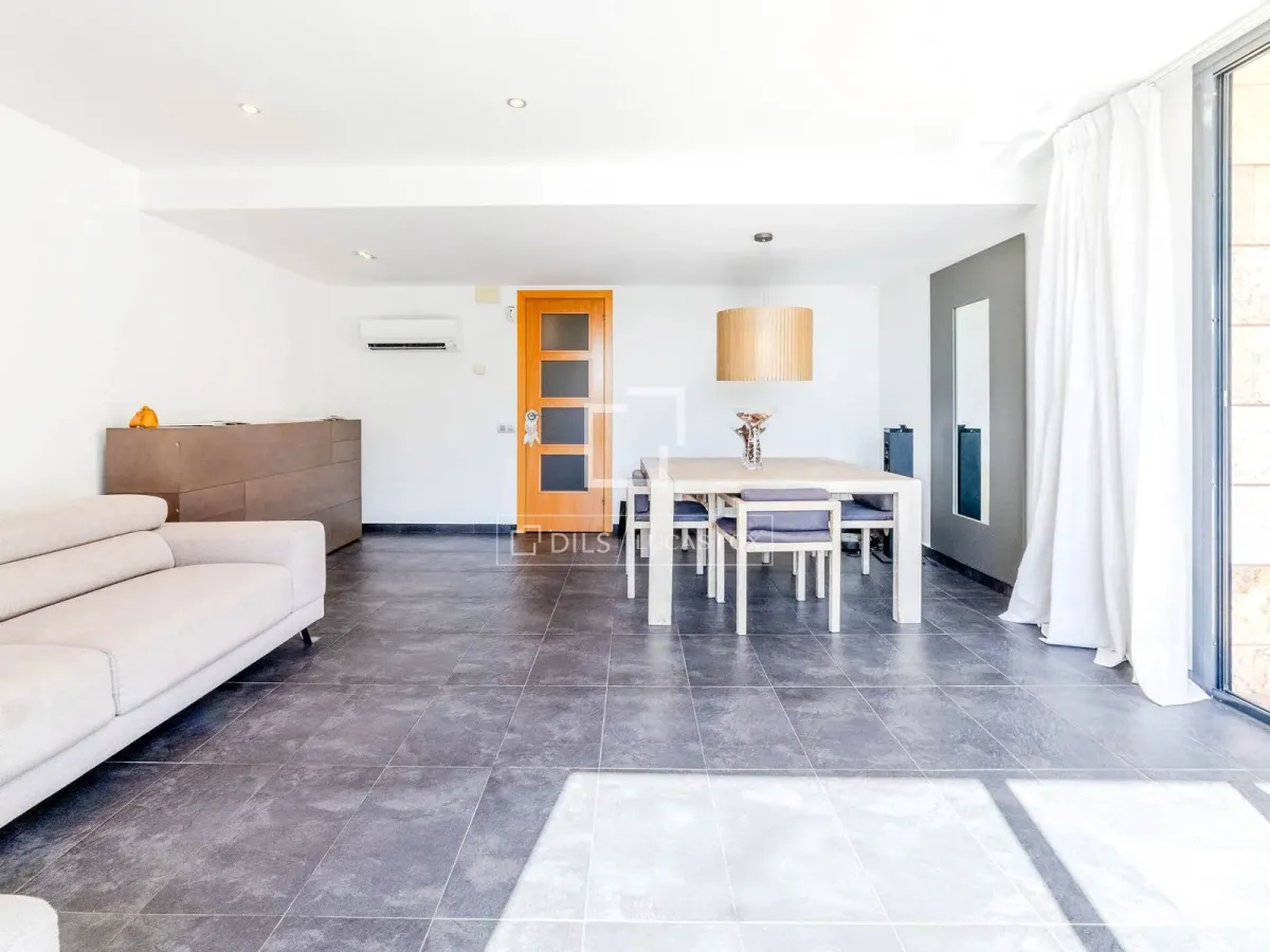 Exclusive detached 4-bedroom house with pool and garden for sale in the heart of Sitges.