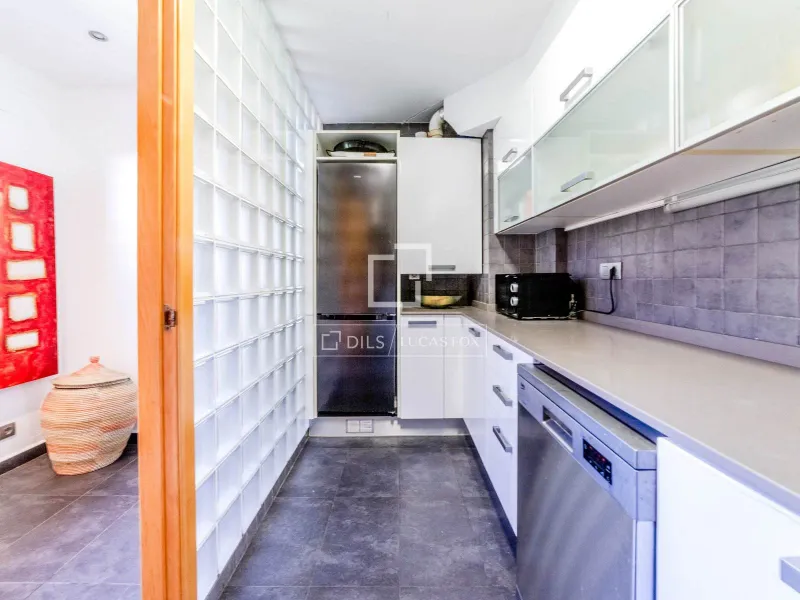 Exclusive detached 4-bedroom house with pool and garden for sale in the heart of Sitges.