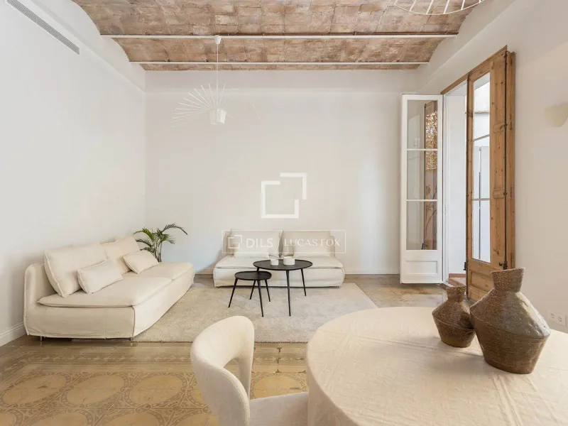 Excellent 3 Bedroom apartment with 42m² terrace for sale in Eixample Left, Barcelona