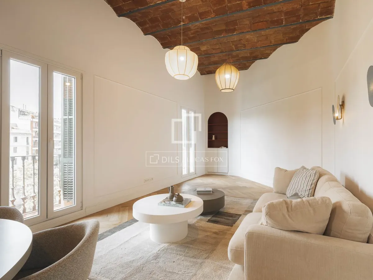Excellent 3 Bedroom apartment with 42m² terrace for sale in Eixample Left, Barcelona