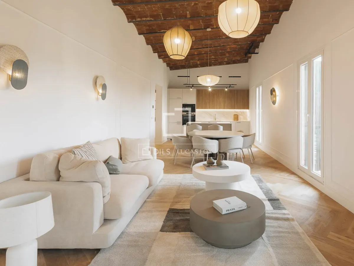 Excellent 3 Bedroom apartment with 42m² terrace for sale in Eixample Left, Barcelona