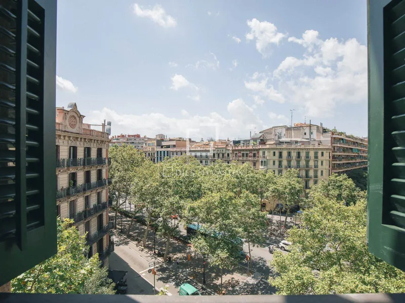 Excellent 3 Bedroom apartment with 42m² terrace for sale in Eixample Left, Barcelona