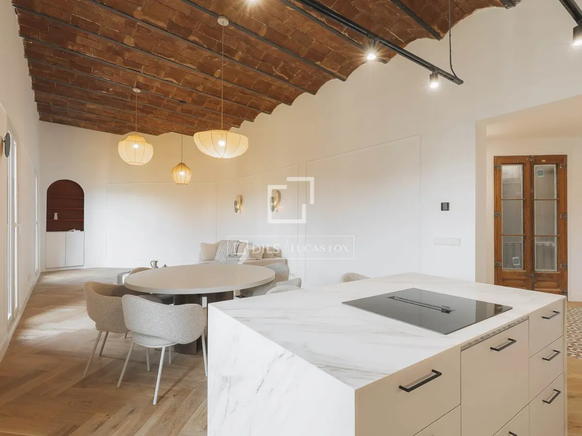 Excellent 3 Bedroom apartment with 42m² terrace for sale in Eixample Left, Barcelona