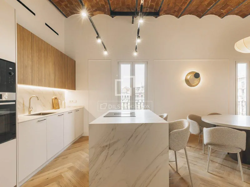 Excellent 3 Bedroom apartment with 42m² terrace for sale in Eixample Left, Barcelona