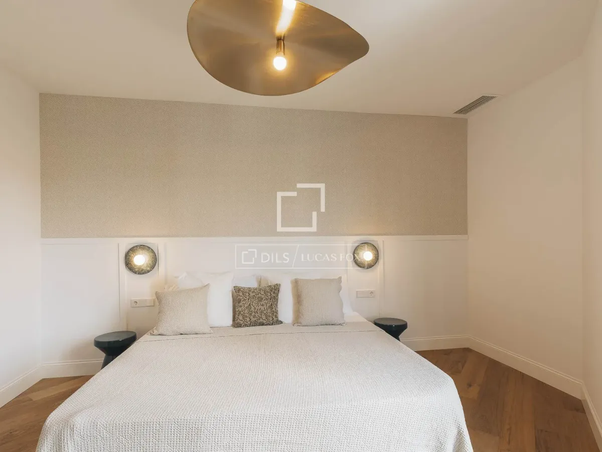 Excellent 3 Bedroom apartment with 42m² terrace for sale in Eixample Left, Barcelona