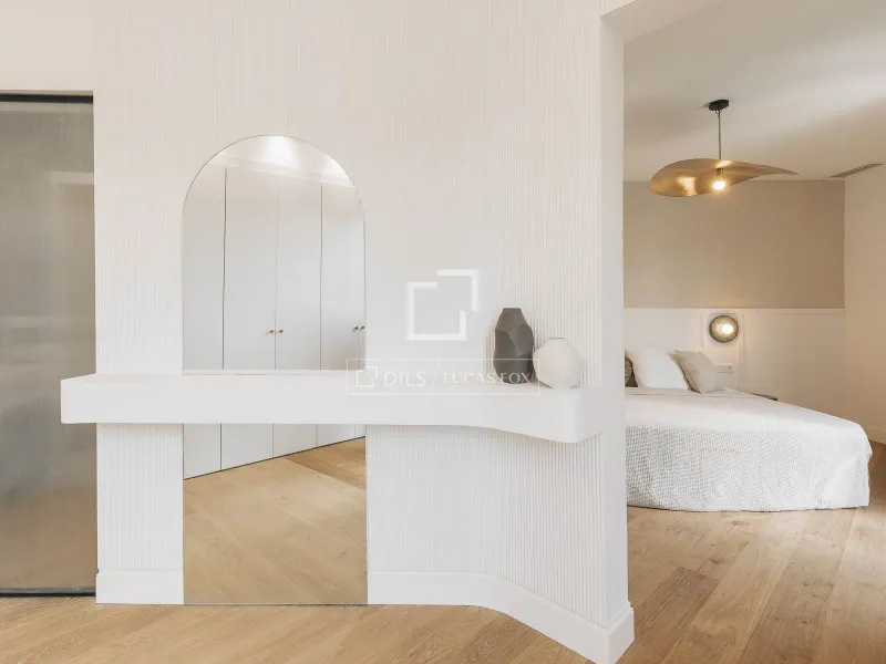Excellent 3 Bedroom apartment with 42m² terrace for sale in Eixample Left, Barcelona