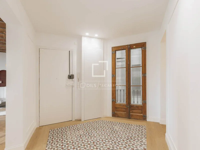 Excellent 3 Bedroom apartment with 42m² terrace for sale in Eixample Left, Barcelona