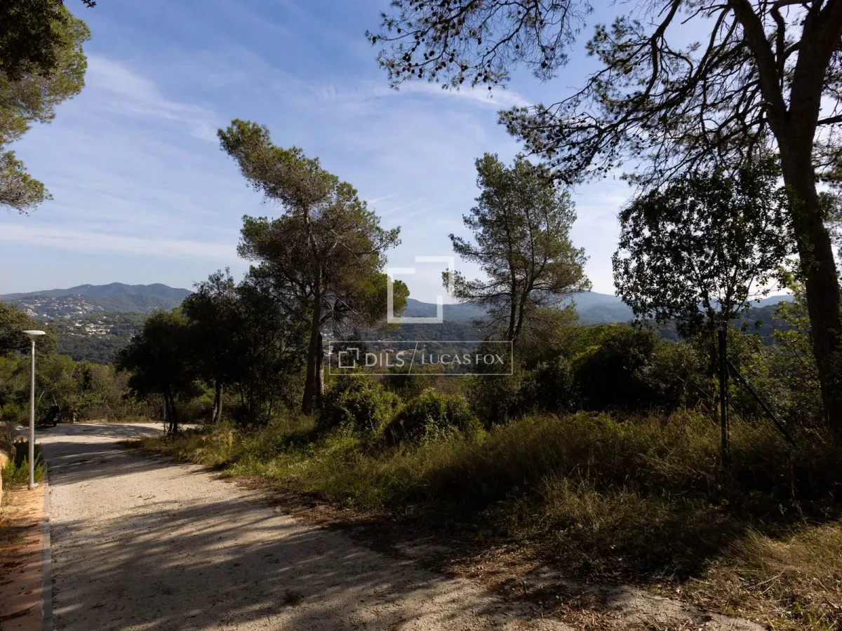 Excellent plot with 2,000m² garden for sale in Vallromanes, Barcelona