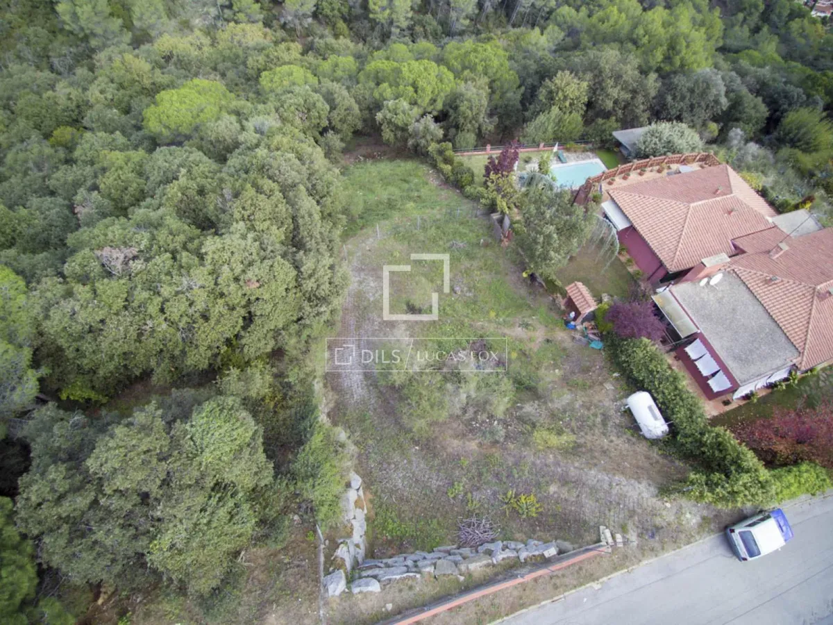 Excellent plot with 2,000m² garden for sale in Vallromanes, Barcelona
