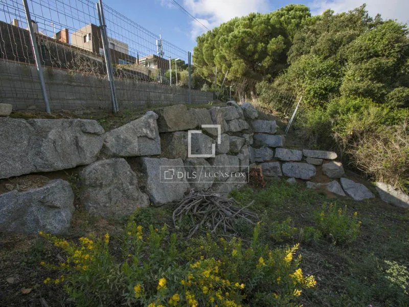 Excellent plot with 2,000m² garden for sale in Vallromanes, Barcelona