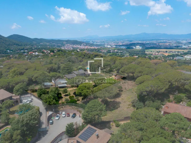 Excellent plot with 2,000m² garden for sale in Vallromanes, Barcelona