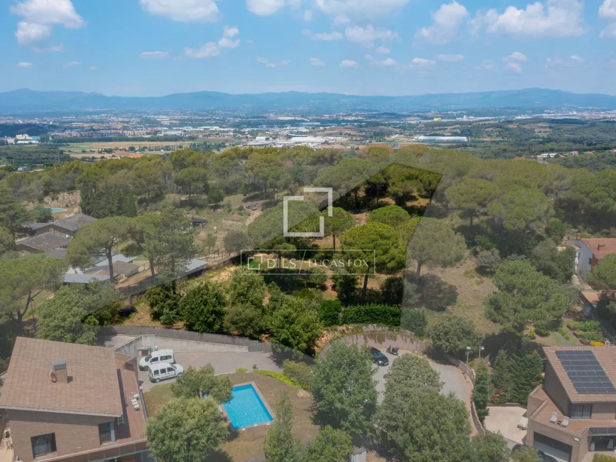 Excellent plot with 2,000m² garden for sale in Vallromanes, Barcelona