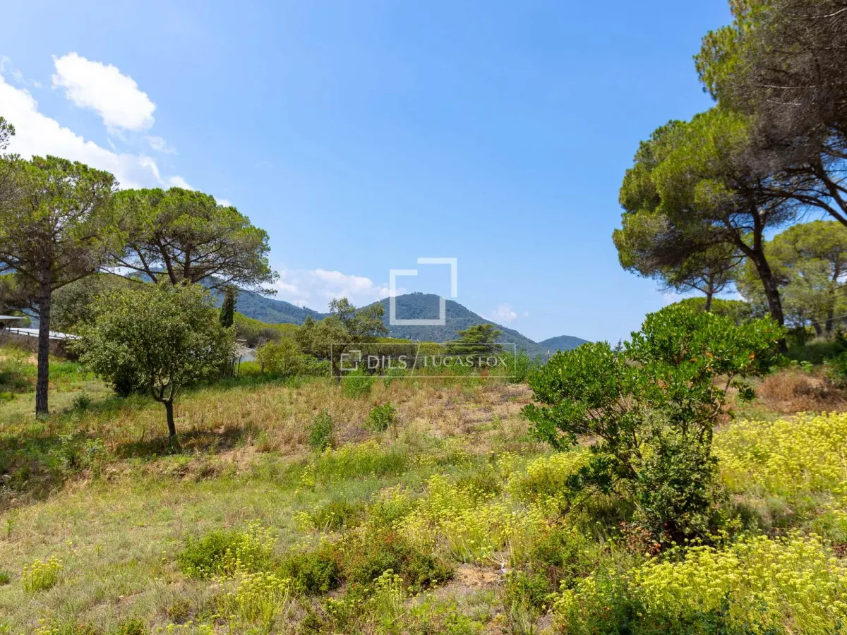 Excellent plot with 2,000m² garden for sale in Vallromanes, Barcelona