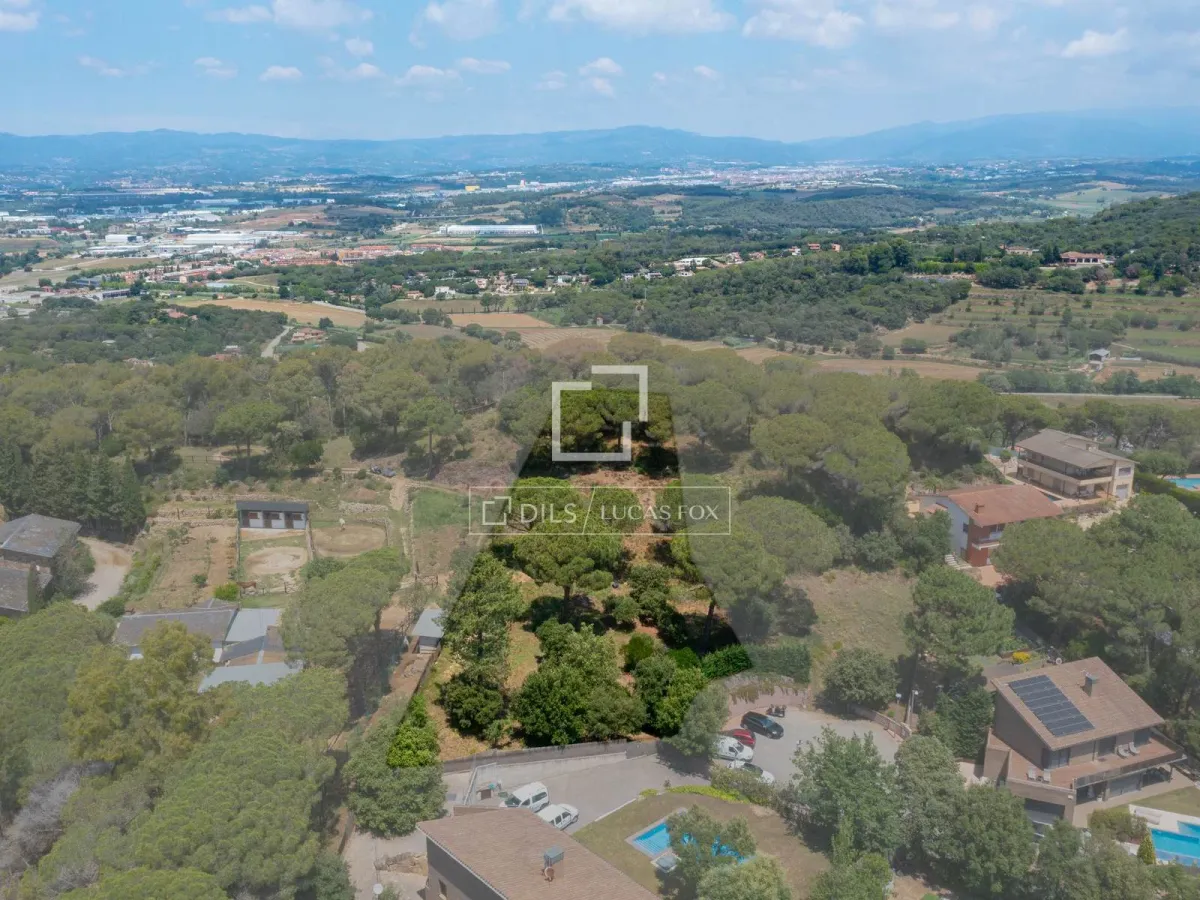 Excellent plot with 2,000m² garden for sale in Vallromanes, Barcelona
