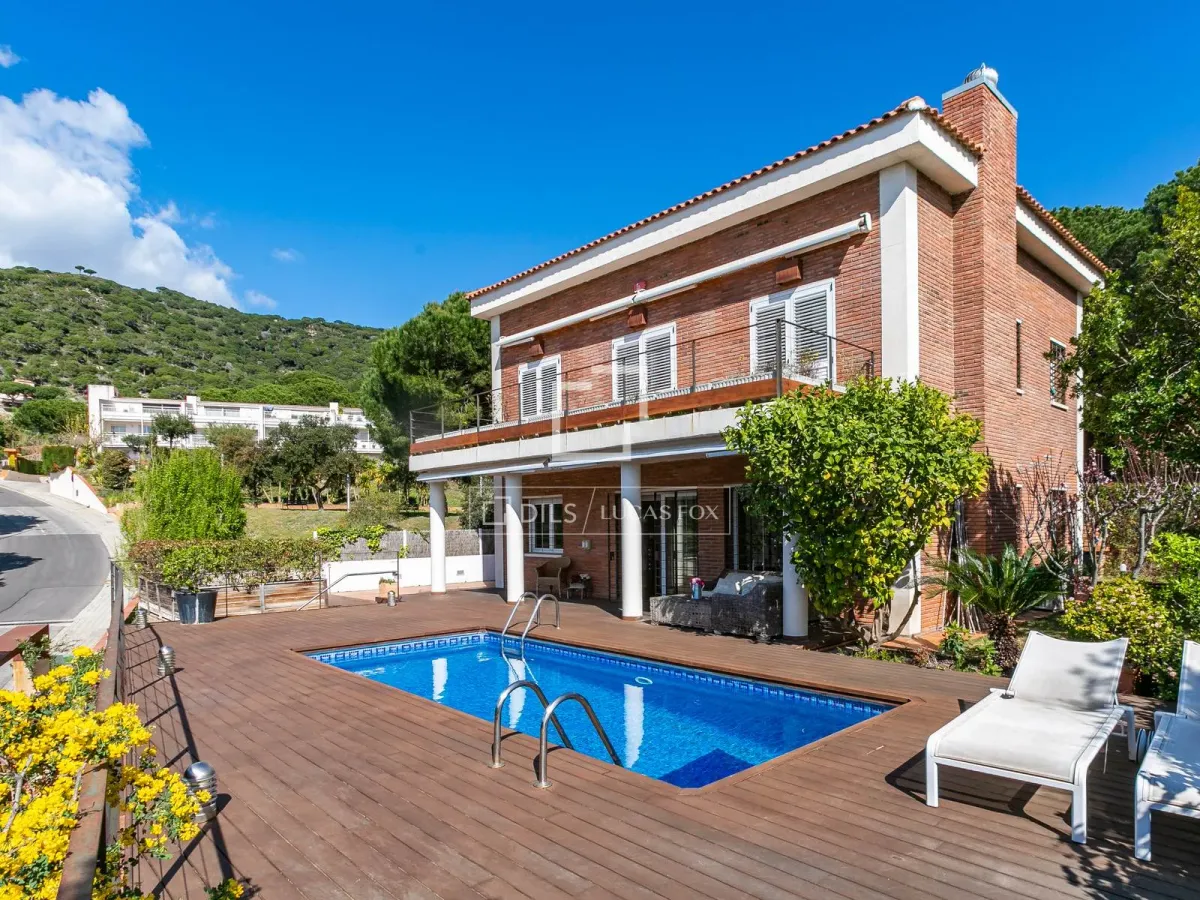 6-bedroom house with sea views and a swimming pool for sale in Teià