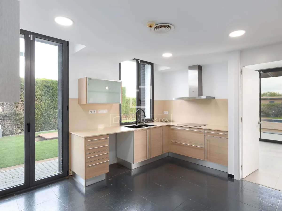 Excellent 5 Bedroom house / villa for sale in Sant Vicenç de Montalt, Barcelona