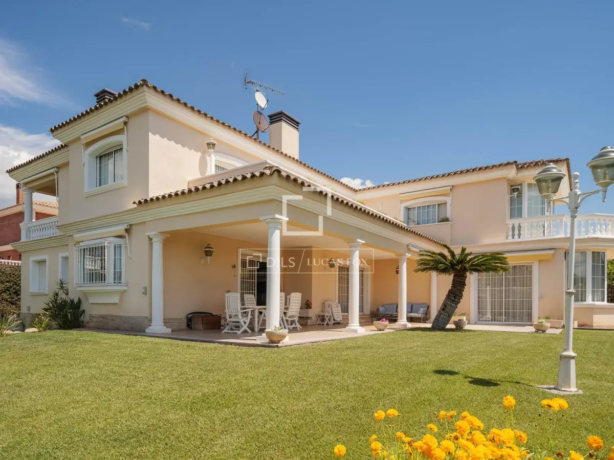 New build 4 Bedroom house / villa with 22m² terrace for sale in Vilassar de Dalt