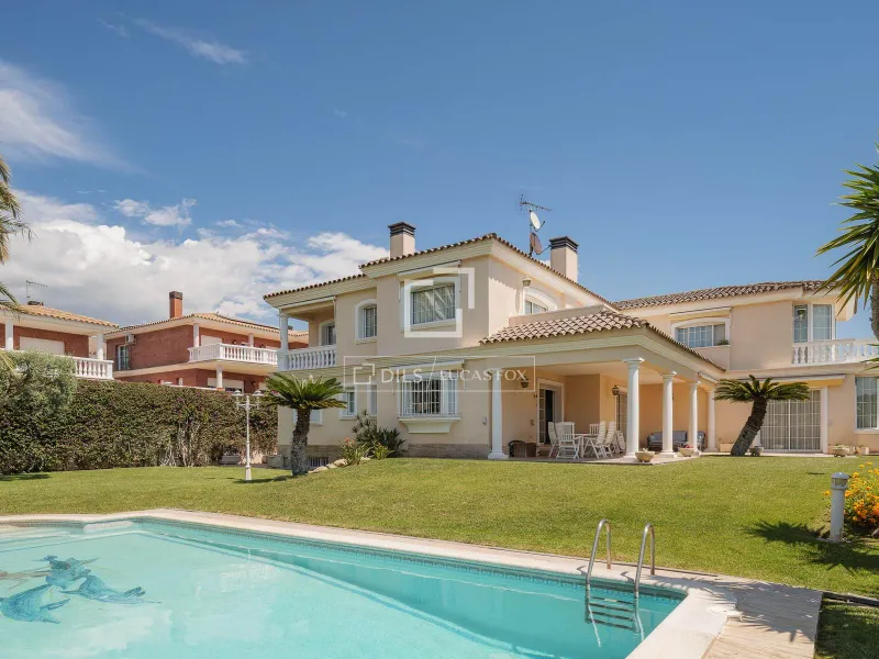 New build 4 Bedroom house / villa with 22m² terrace for sale in Vilassar de Dalt