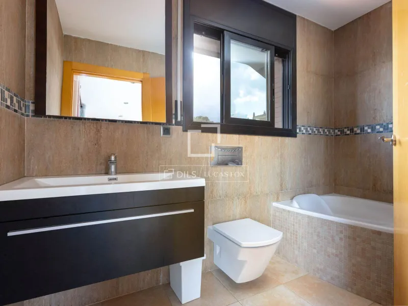 New build 4 Bedroom house / villa for sale in Vallromanes, Barcelona