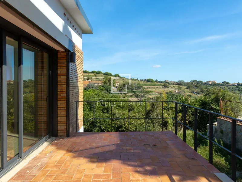 9 Bedroom house / villa with 90m² terrace for sale in Tiana, Barcelona