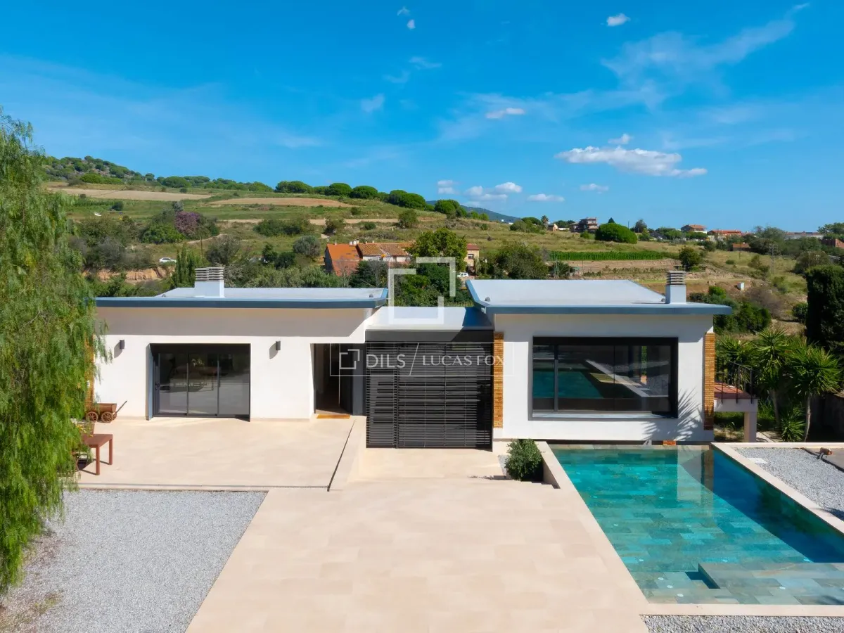 9 Bedroom house / villa with 90m² terrace for sale in Tiana, Barcelona