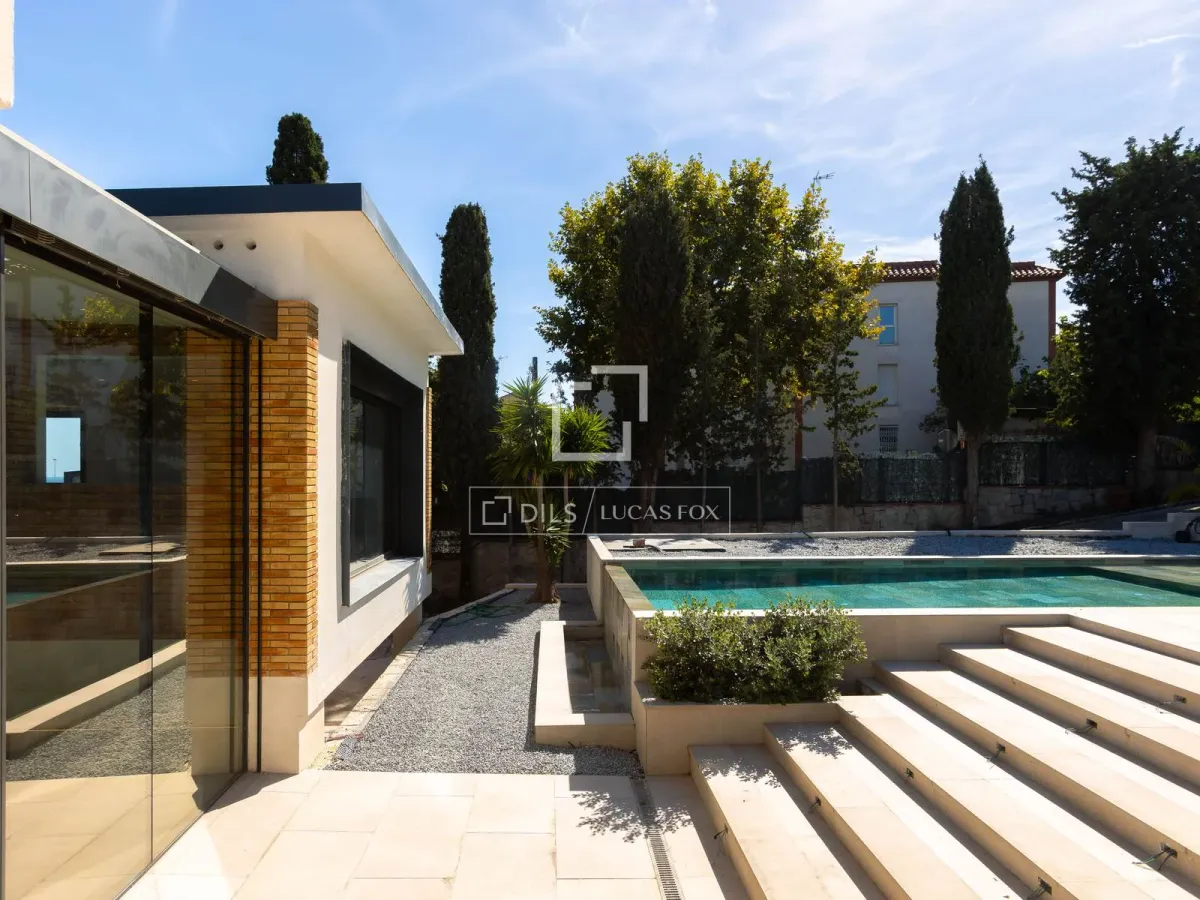 9 Bedroom house / villa with 90m² terrace for sale in Tiana, Barcelona