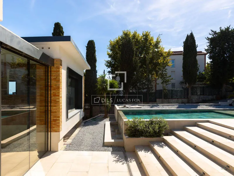 9 Bedroom house / villa with 90m² terrace for sale in Tiana, Barcelona