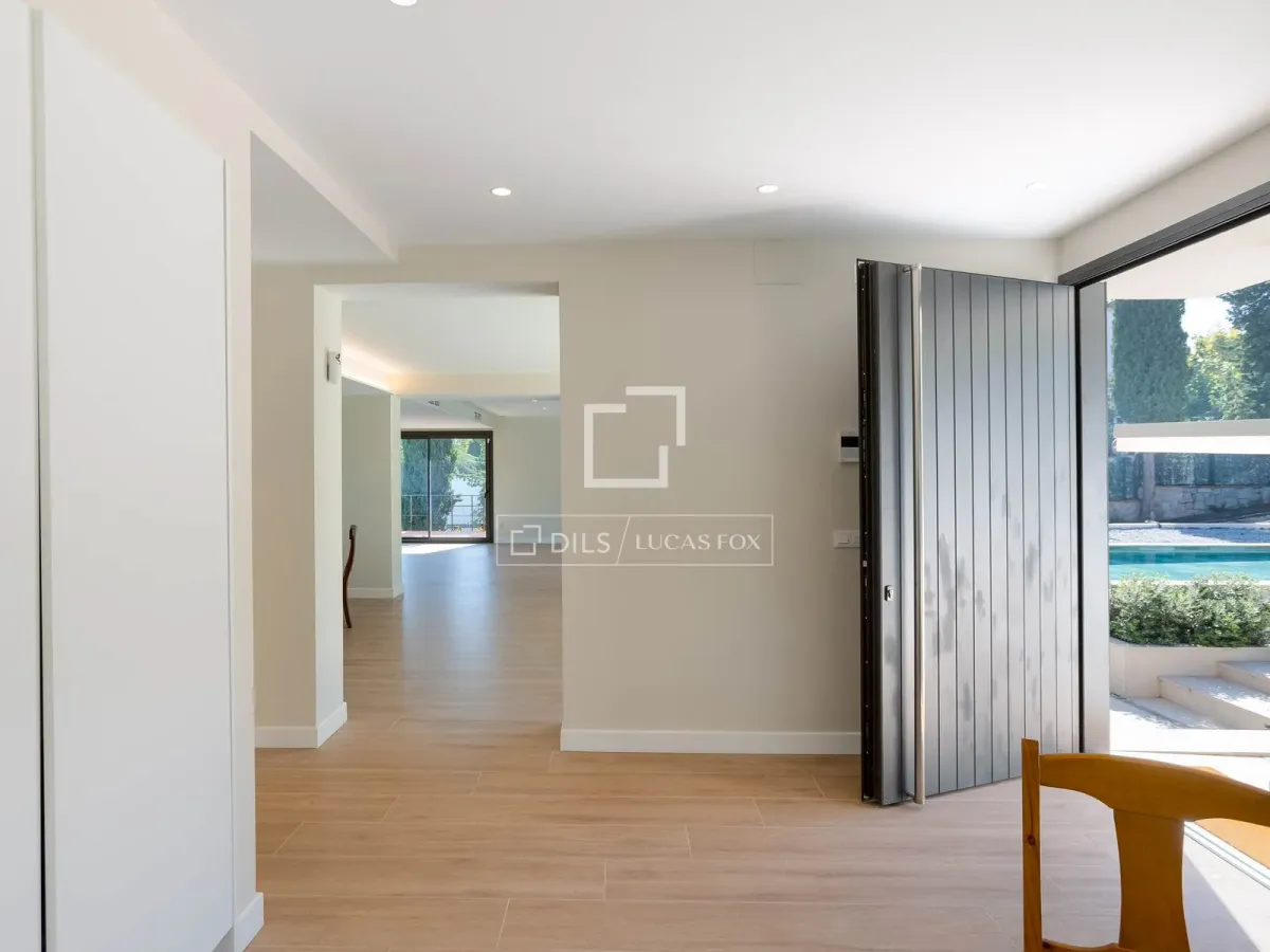 9 Bedroom house / villa with 90m² terrace for sale in Tiana, Barcelona