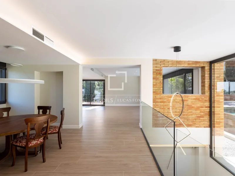 9 Bedroom house / villa with 90m² terrace for sale in Tiana, Barcelona